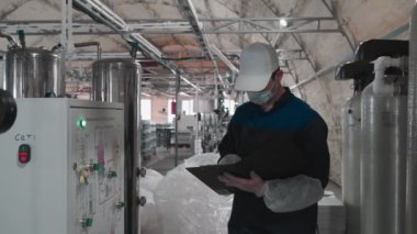 Saf içme suyu bitkisi. İşçi cihazların performansını, ekipmanların işleyişini kontrol eder ve kayıtlara veri yazar. 4k