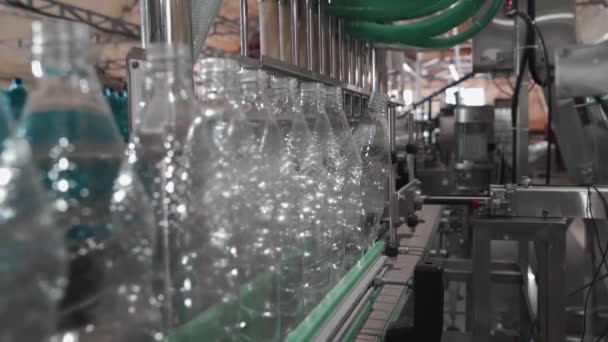 Usine Eau Potable Pure Convoyeur Travail Dans Entreprise Les Bouteilles — Video