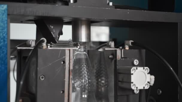 Plante d'eau pure. Convoyeur de travail boostant une bouteille en plastique litre. Les travailleurs surveillent la chaîne de montage. 4k 