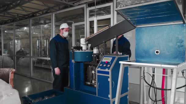 Reines Wasserwerk Arbeitsförderer Der Eine Liter Plastikflasche Fördert Arbeiter Überwachen — Stockvideo