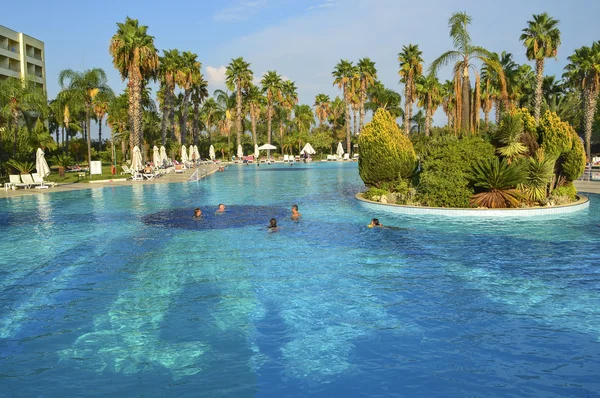 Türk otel büyük havuzda yüzme insanlar. Dinlenme, egzotik bitkiler, park rekreasyon alanı. Kemer, Türkiye, 16 Eylül 2016 — Stok fotoğraf