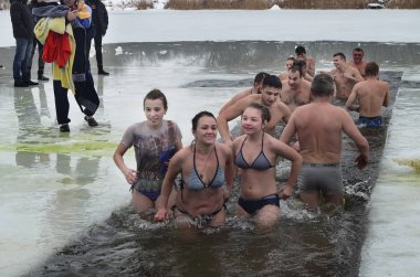 Novomoskovsk, Dnepropetrovsk bölgesi. Ukrayna -19 Ocak: Epifani dini bayramı. İnsanlar 19 Ocak 2020 'de Samara şehri Novomoskovsk Dnipropetrovsk bölgesinde kışın yıkanırlar.