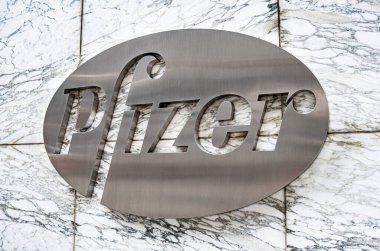 New York, New York, Usa - 2 Ağustos 2019: Pfizer çok uluslu bir ilaç şirketidir. Manhattan, Doğu 42. Cadde 'deki New York Şehir Merkezi. Logo mermer bir duvara sürtünmüş..