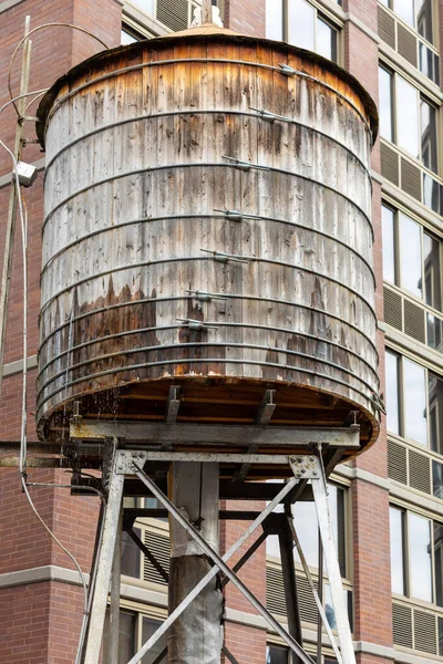 ニューヨーク市のアパートメントビルの屋上の水の塔を離れる — ストック写真