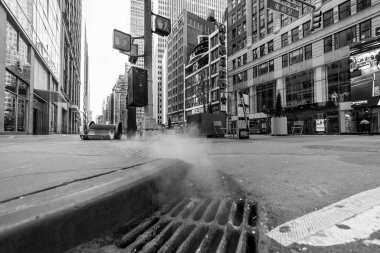 Manhattan, New York, ABD - 22 Mart 2020: Coronavirus salgınının yayılmasını yavaşlatmak için New York 'ta kendini karantinaya aldıktan sonra Broadway ve 41. Cadde' de kalabalık kurulmadı.