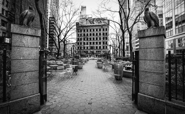 Wejście Greeley Square Park Bez Ludzi Względu Izolację Wirusa Covi — Zdjęcie stockowe