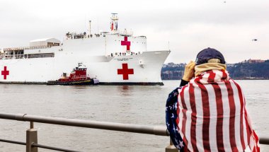 Manhattan, New York, ABD - 30 Mart 2020: New York City 'deki covid-19 pandemik yardım çalışmaları kapsamında New York Limanı' na yelken açan ABD Deniz Hastanesi Gemisi Konforu