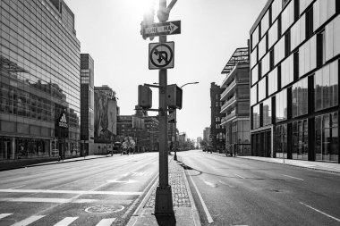 Manhattan, New York, ABD - 19 Nisan 2020: Normalde Doğu ve Batı Houston caddelerinde koronavirüs salgını sırasında trafik yok;.