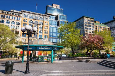 Union Square Park ve Union Square 14. Sokak metro istasyonunun girişi New York 'taki Covid-19 pandenik tecridi nedeniyle boş..