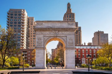 Washington Square Park mermer kemeri, 1895 'te adanmıştır. Landmark kemeri parkın girişinde duruyor.
