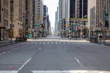 Manhattan, New York, ABD - 12 Nisan 2020: Manhattan 'daki Amerika Bulvarı manzarası. Sokak trafikten temizlendi çünkü New Yorklular covid-19 salgını sırasında kendilerini izolasyon ve sosyal mesafeyi uyguluyorlar..