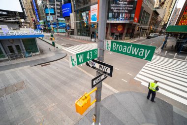 Manhattan, New York, ABD - 12 Nisan 2020: Covid-19 salgınının yayılmasını yavaşlatmak için New York 'ta kendi kendine karantina ve sosyal mesafeler oluşturulduktan sonra Times Meydanı' nda kalabalık olmadı.