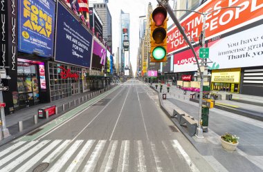 Manhattan, New York, ABD - 12 Nisan 2020: New York 'taki koronavirüs salgını sırasında Times Meydanı' nın boş olduğu yüksek açılı sokak manzarası ve trafik ışıklarının kapatılması. New Yorklular sosyal uzaklık ve kendilerini karantinaya alıyorlar.