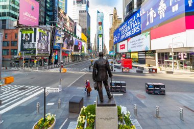 Manhattan, New York, ABD - 12 Nisan 2020: Covid-19 salgınının yayılmasını yavaşlatmak için New York 'ta kendi kendine karantina ve sosyal mesafeler oluşturulduktan sonra Times Meydanı' nda kalabalık olmadı.
