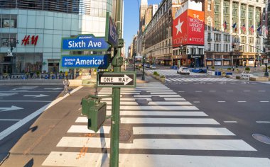 Manhattan, New York, ABD - 4 / 12 / 2020: 34. Cadde, Herald Meydanı, genellikle kalabalık ve covid-19 salgınından sosyal uzaklık nedeniyle trafikten yoksun..