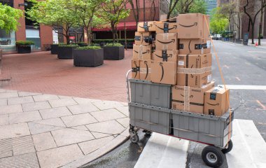 Manhattan, New York, ABD - 3 Nisan 2020: Amazon kutuları Manhattan, NYC 'de 2. Bulvar' da teslim için el arabasına yüklendi