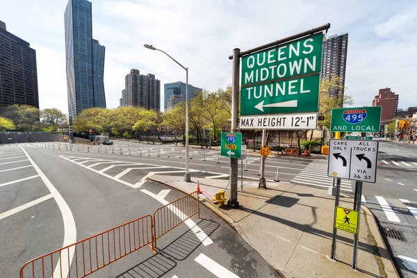 美国纽约曼哈顿 2020年5月3日 在科维德19大流行病封锁期间 皇后区隧道入口没有汽车 入口在东河的曼哈顿一侧 通常非常繁忙 — 图库照片