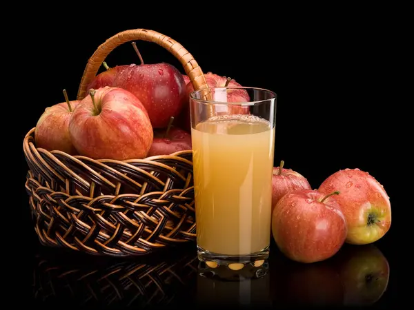 Manzanas maduras y jugo con pulpa — Foto de Stock