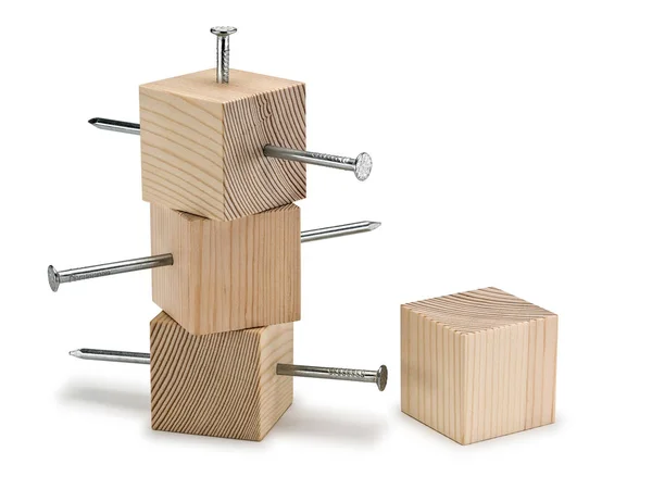 Os cubos de madeira perfurados por pregos — Fotografia de Stock