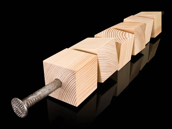Cubos de madeira amarrados em um prego de aço — Fotografia de Stock