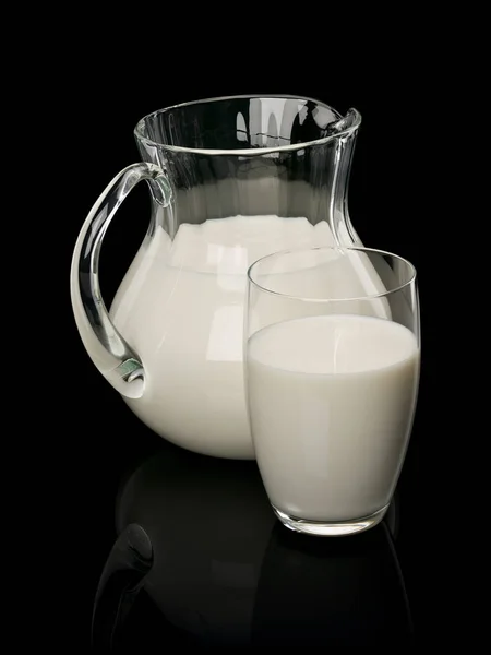Wyroby ze szkła, wypełnione mlekiem — Zdjęcie stockowe