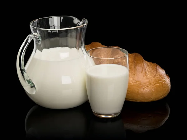 Üvegáruk töltött tejet és egy hosszú fehér kenyér-kenyér — Stock Fotó