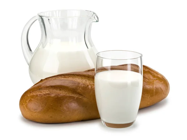 Glas fyllda med mjölk och en vit limpa långa limpa — Stockfoto