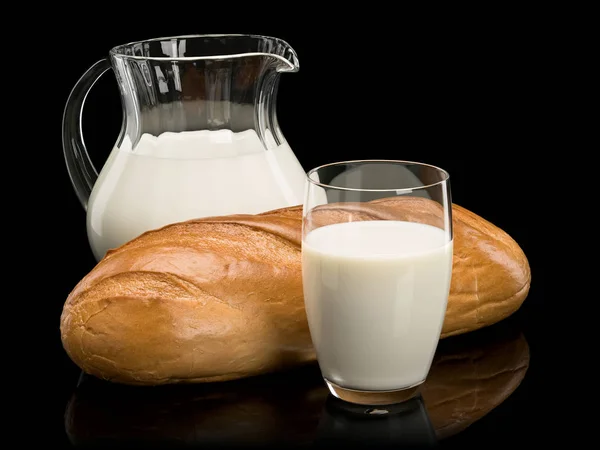 Glassware diisi dengan susu dan roti panjang putih — Stok Foto