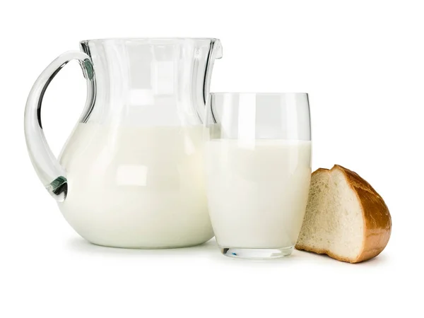 Кусок белого хлеба и посуда, наполненная молоком — стоковое фото