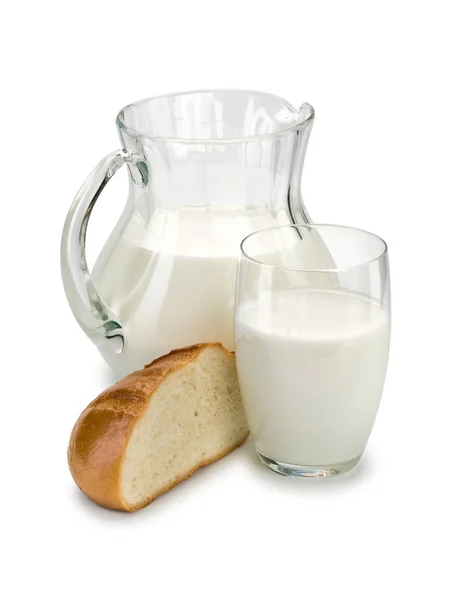 Stuk van een wit brood en glaswerk gevuld met melk — Stockfoto