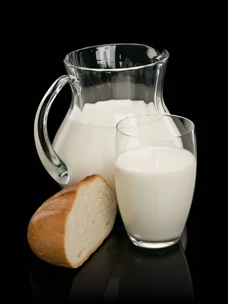 Darab fehér kenyeret és üvegáruk töltött tejet — Stock Fotó