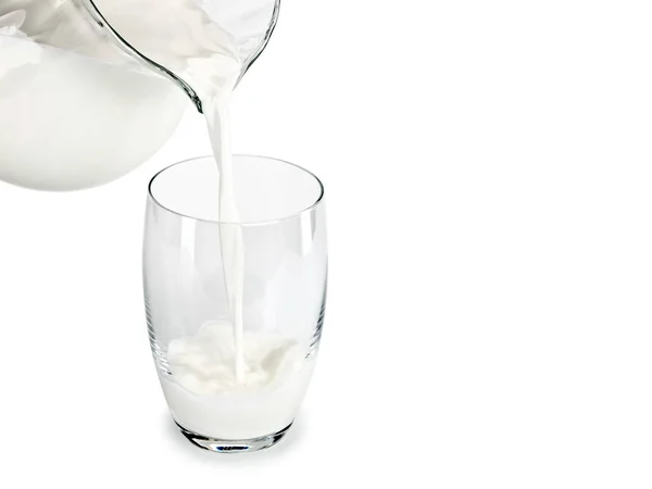 Wypełnienie ze szkła przez mleko z dzbanek ze szkła — Zdjęcie stockowe