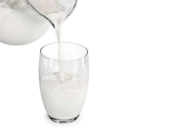 Wypełnienie ze szkła przez mleko z dzbanek ze szkła — Zdjęcie stockowe