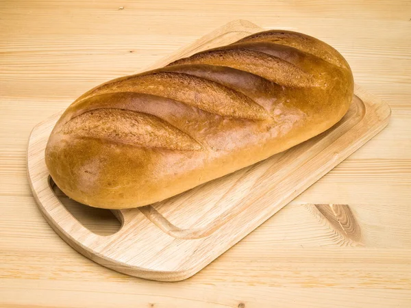 Pane lungo di pane bianco, tagliato — Foto Stock