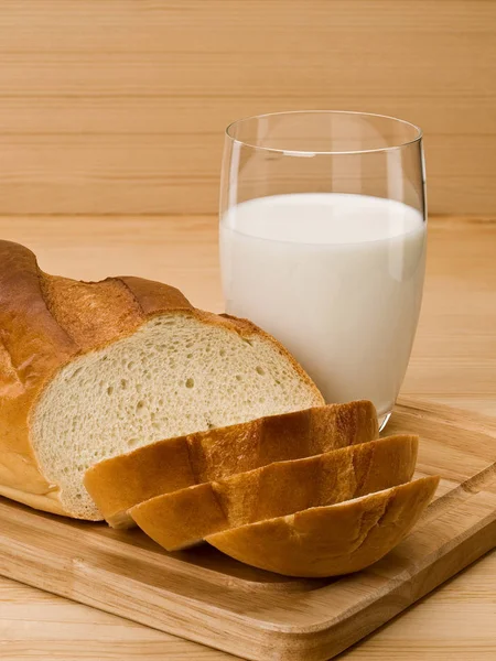 Brood en melk — Stockfoto