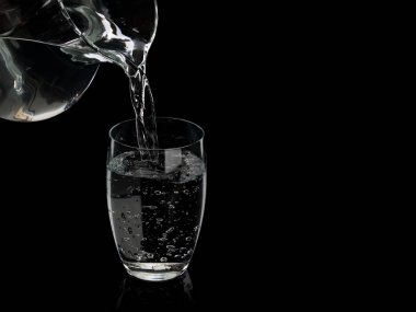 Cam sürahi gelen bir bardak su ile doldurma