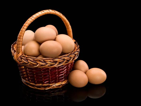 Cesta llena de huevos marrones —  Fotos de Stock