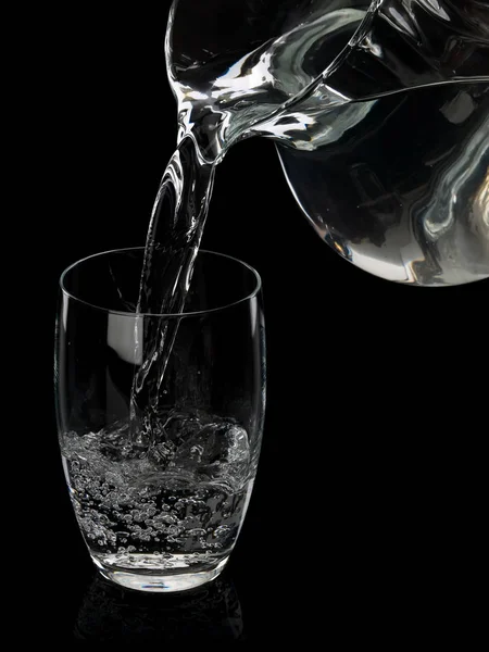 Cam sürahi gelen bir bardak su ile doldurma