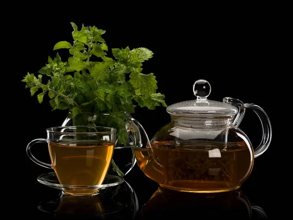 Свежий мятный и зеленый чай из стекла — стоковое фото