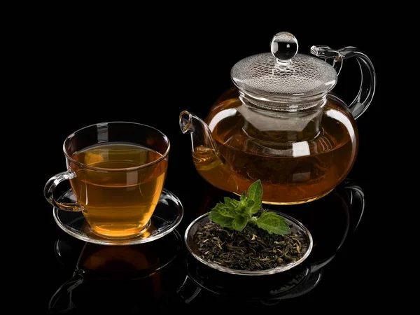 Hojas de té de té verde con pétalos de menta fresca y un té drin — Foto de Stock