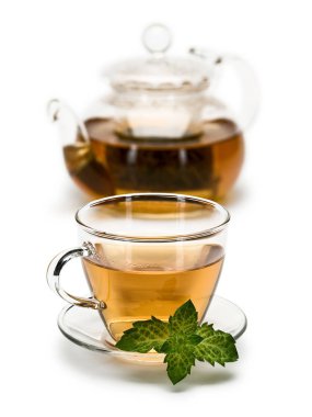 Taze nane ve yeşil çay bir fincan ve cam çaydanlık