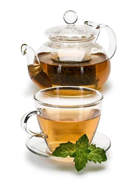 Taze nane ve yeşil çay bir fincan ve cam çaydanlık