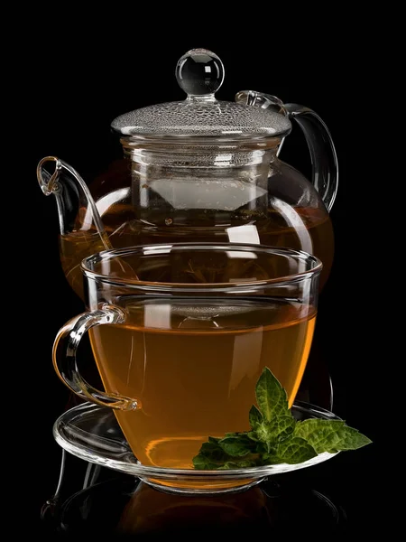 Čerstvé máty a zeleného čaje v šálku a konvice ze skla — Stock fotografie
