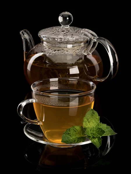 Čerstvé máty a zeleného čaje v šálku a konvice ze skla — Stock fotografie