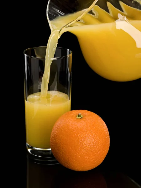 Befüllung eines Glases mit Orangensaft — Stockfoto