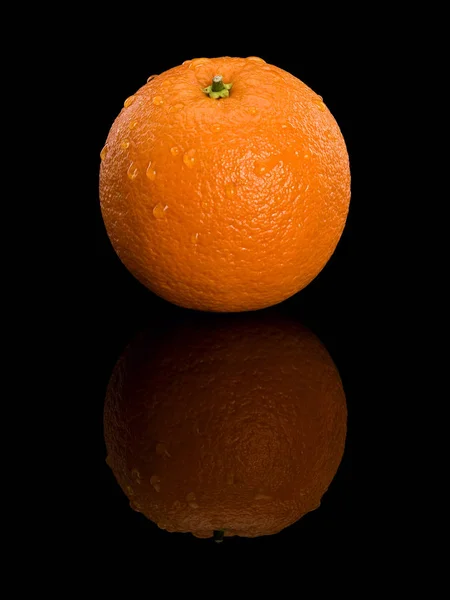 水の下のオレンジ色の果物をドロップ、クローズ アップ — ストック写真