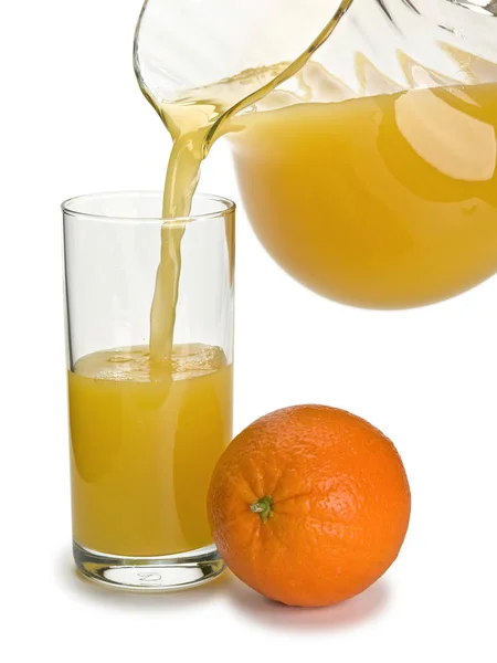 El relleno del vaso por el jugo de naranja — Foto de Stock