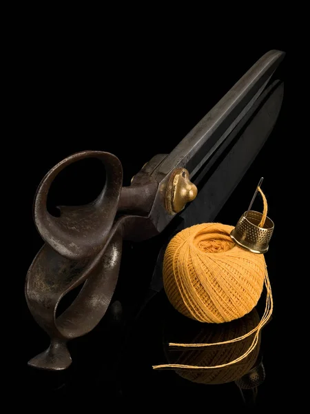 Tijeras antiguas, profesionales del cortador, mango de amarillo thr —  Fotos de Stock
