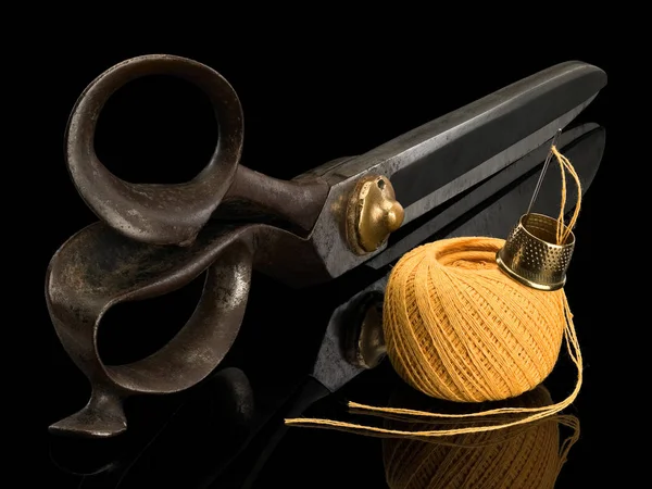 Starověké, profesionální nůžky řezačky, žlutý náklon — Stock fotografie