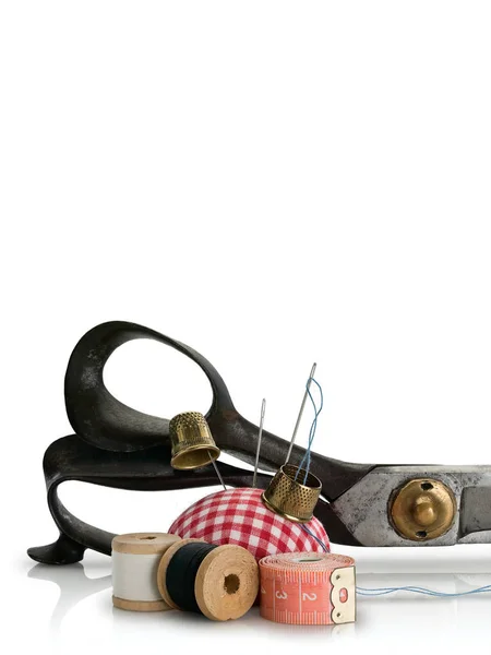 Travesseiro de agulhas, dedais antigos, fios em bobinas de madeira e — Fotografia de Stock